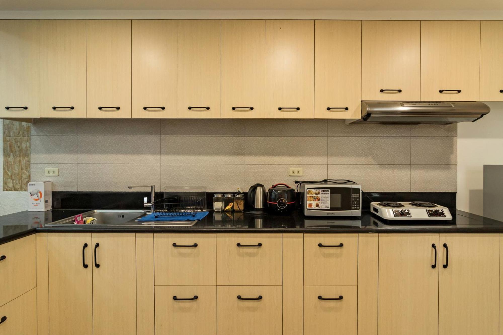 Holiday home Modern 4br House With Billiards,ktv,wifi,netflix-10mins From Robinson Mall Manila