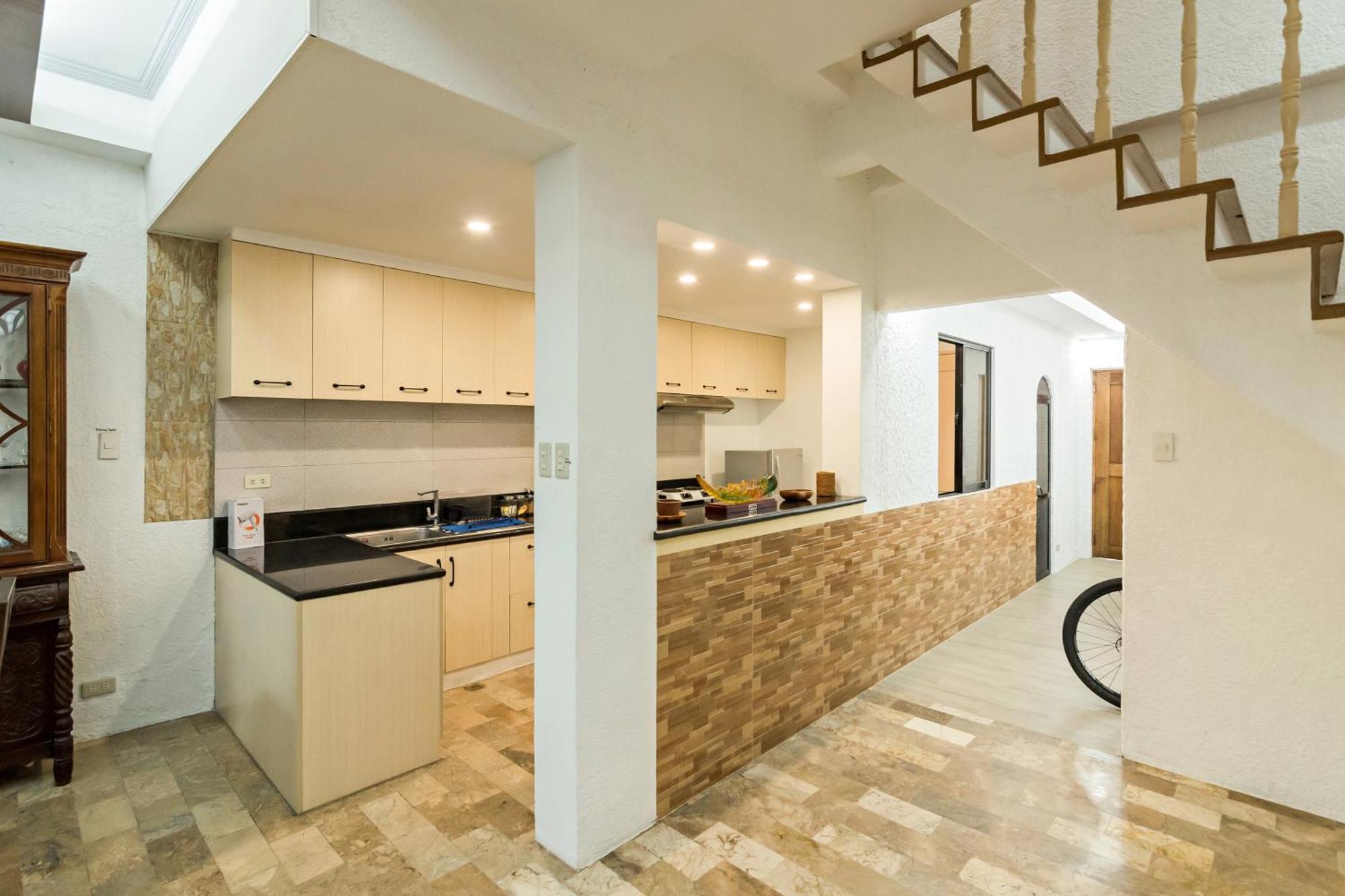 Modern 4br House With Billiards,ktv,wifi,netflix-10mins From Robinson Mall Manila