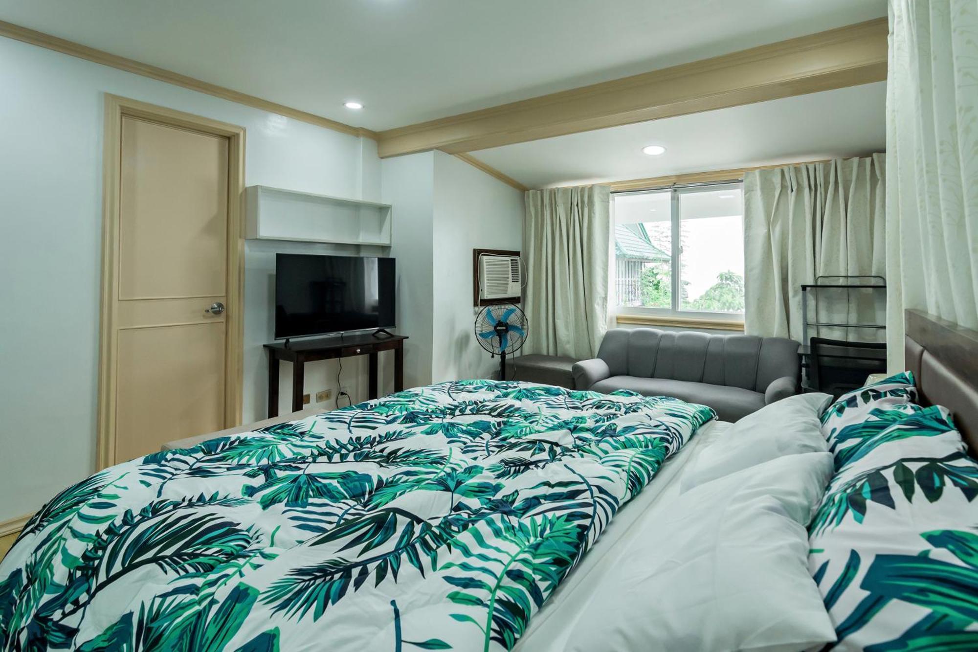Modern 4br House With Billiards,ktv,wifi,netflix-10mins From Robinson Mall Manila