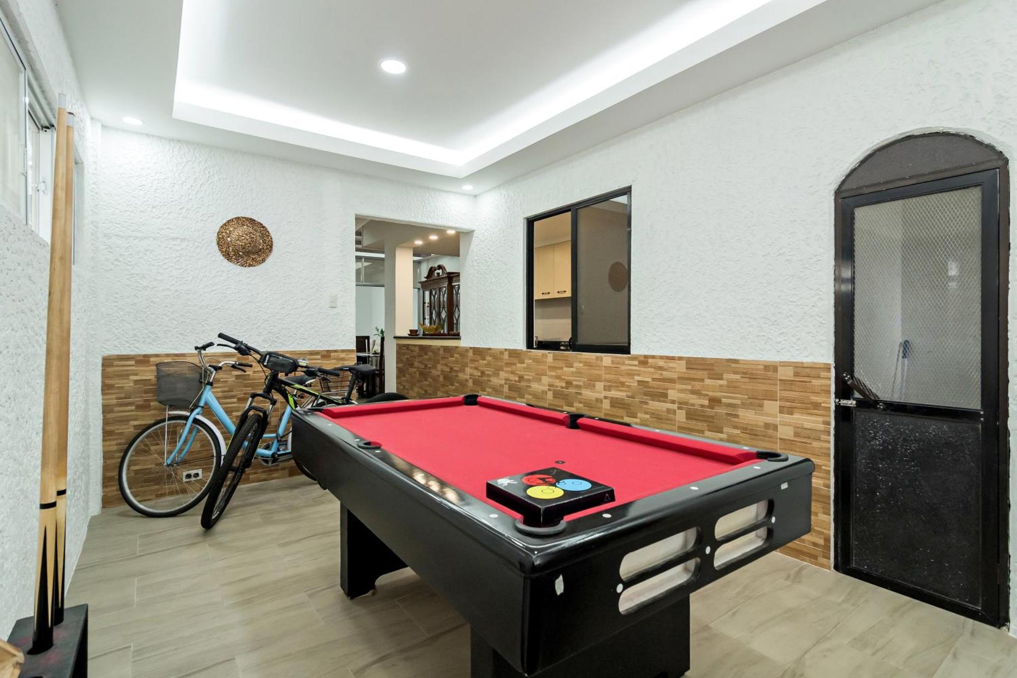 Modern 4br House With Billiards,ktv,wifi,netflix-10mins From Robinson Mall Holiday home Manila