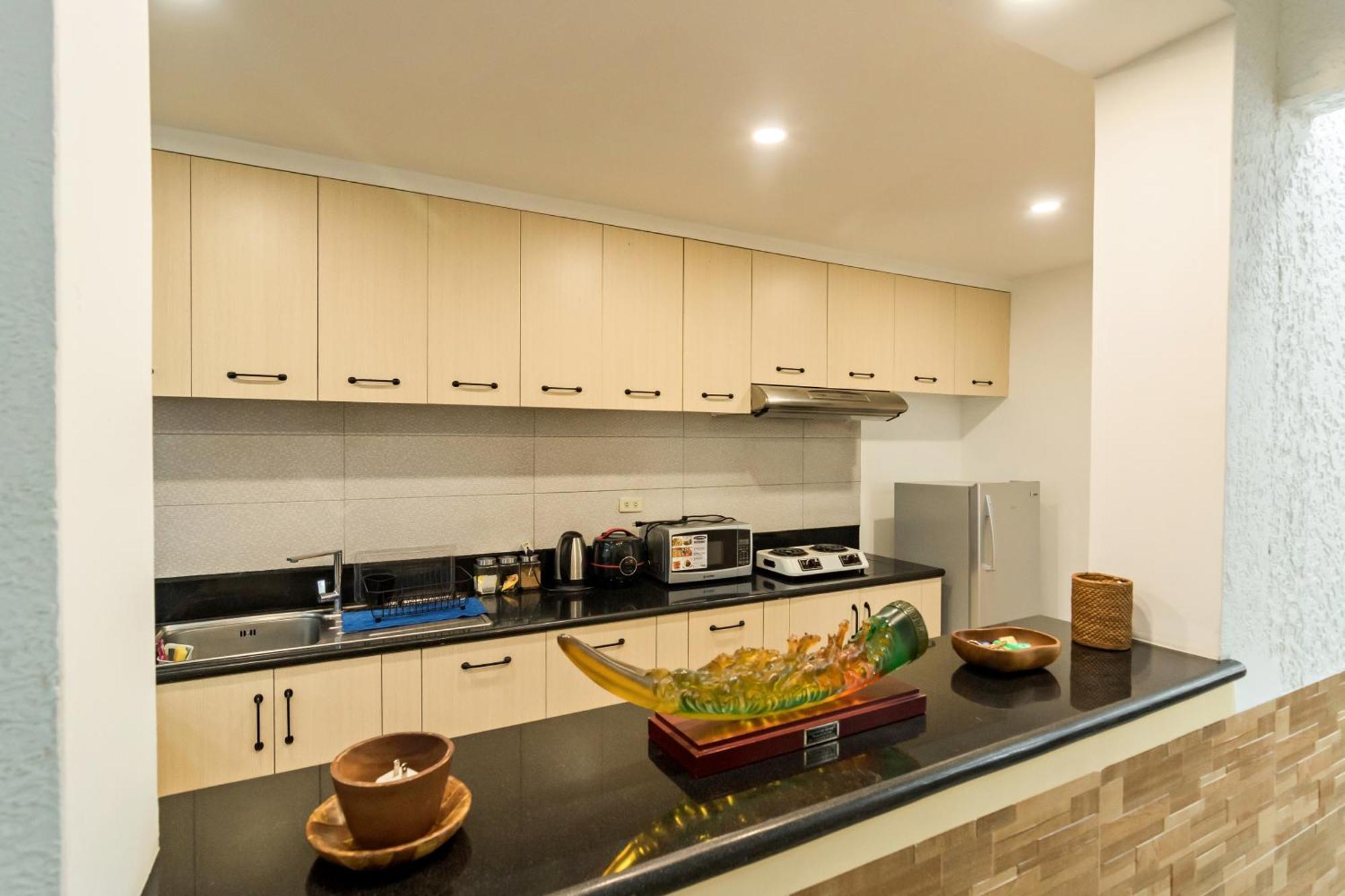 Modern 4br House With Billiards,ktv,wifi,netflix-10mins From Robinson Mall