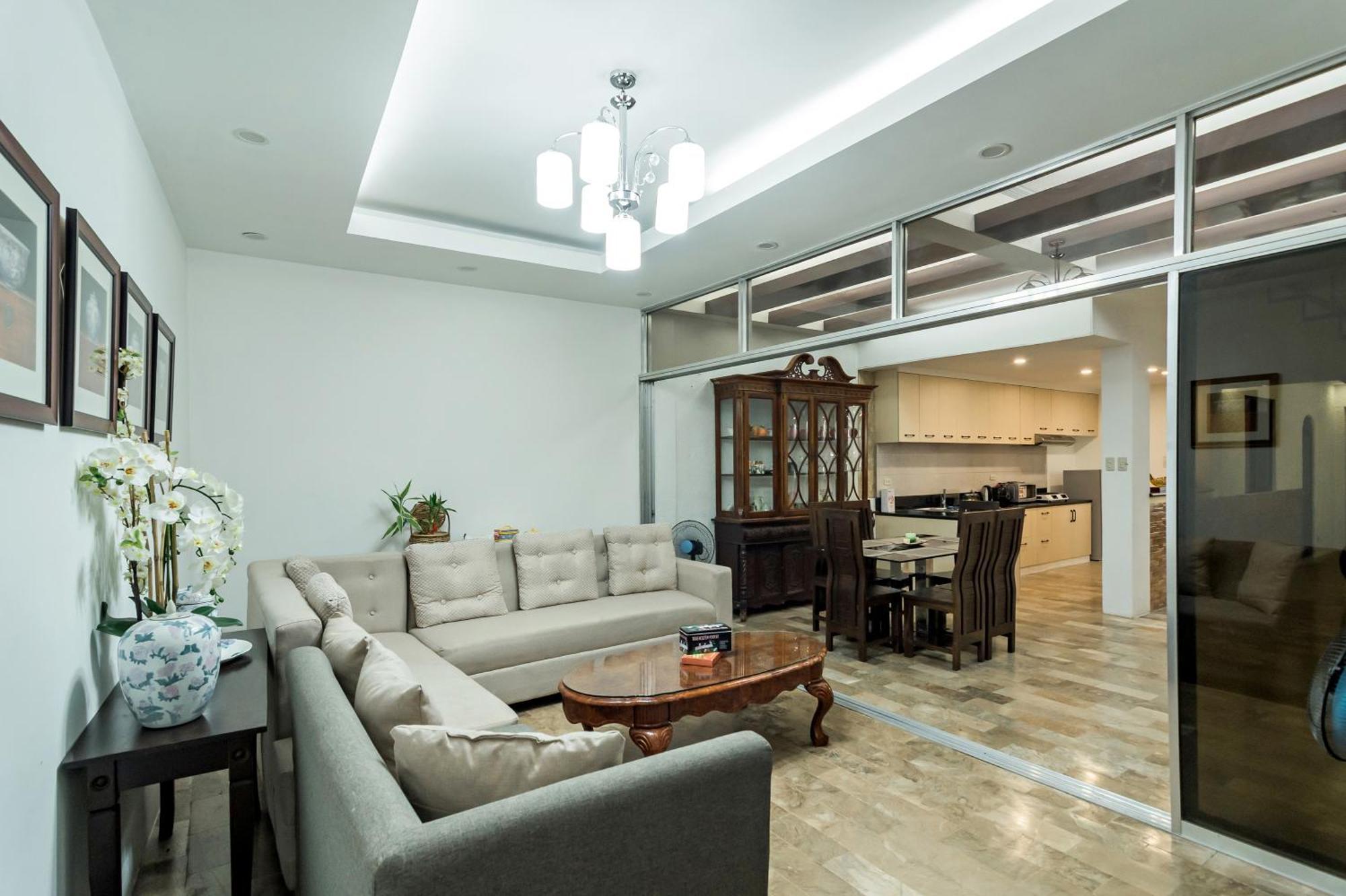 Holiday home Modern 4br House With Billiards,ktv,wifi,netflix-10mins From Robinson Mall Manila