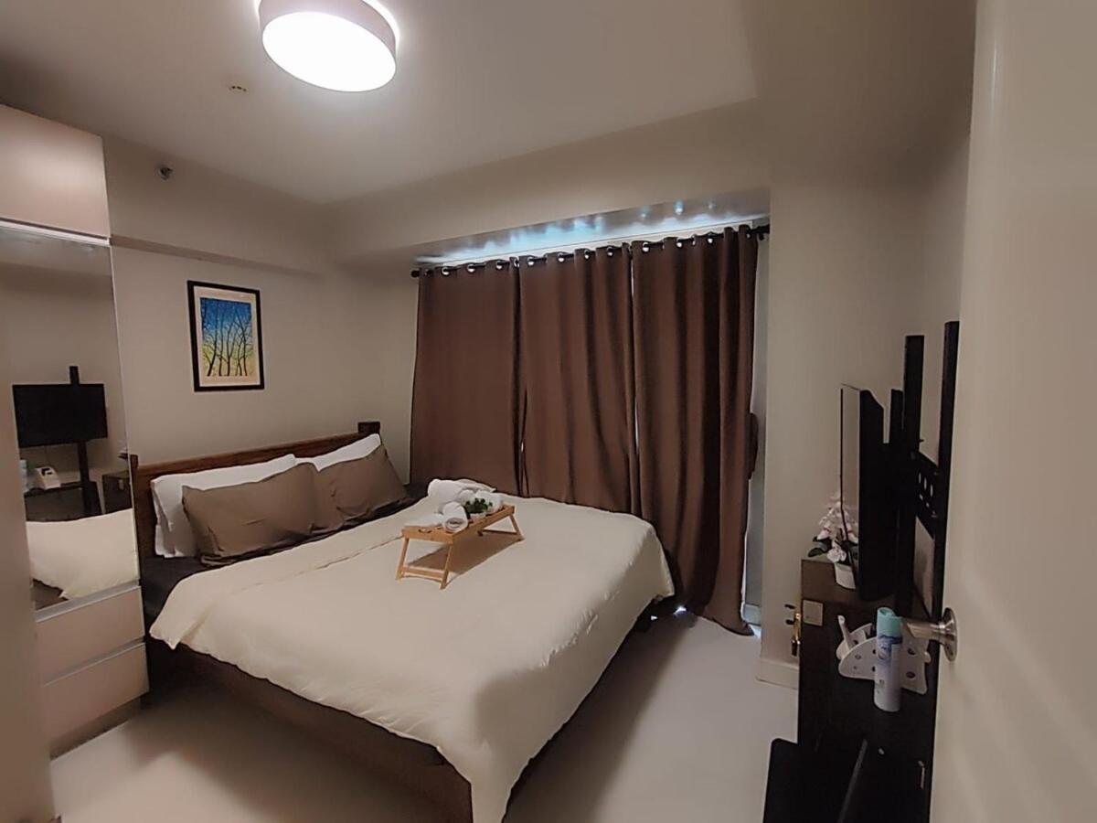 Staycation With Balcony And River View Apartment Manila