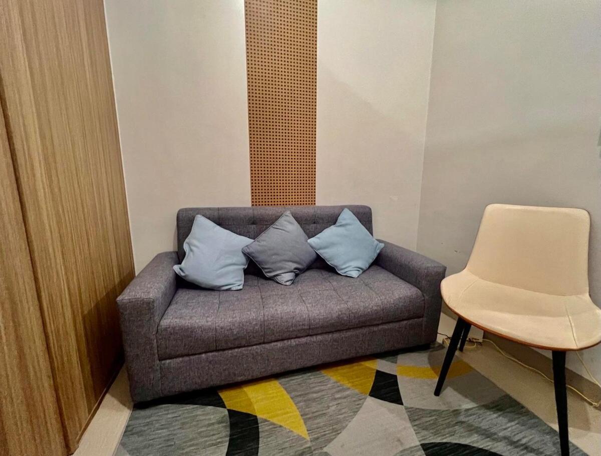 Moa - Walking Distance To Mall Cheap * Manila