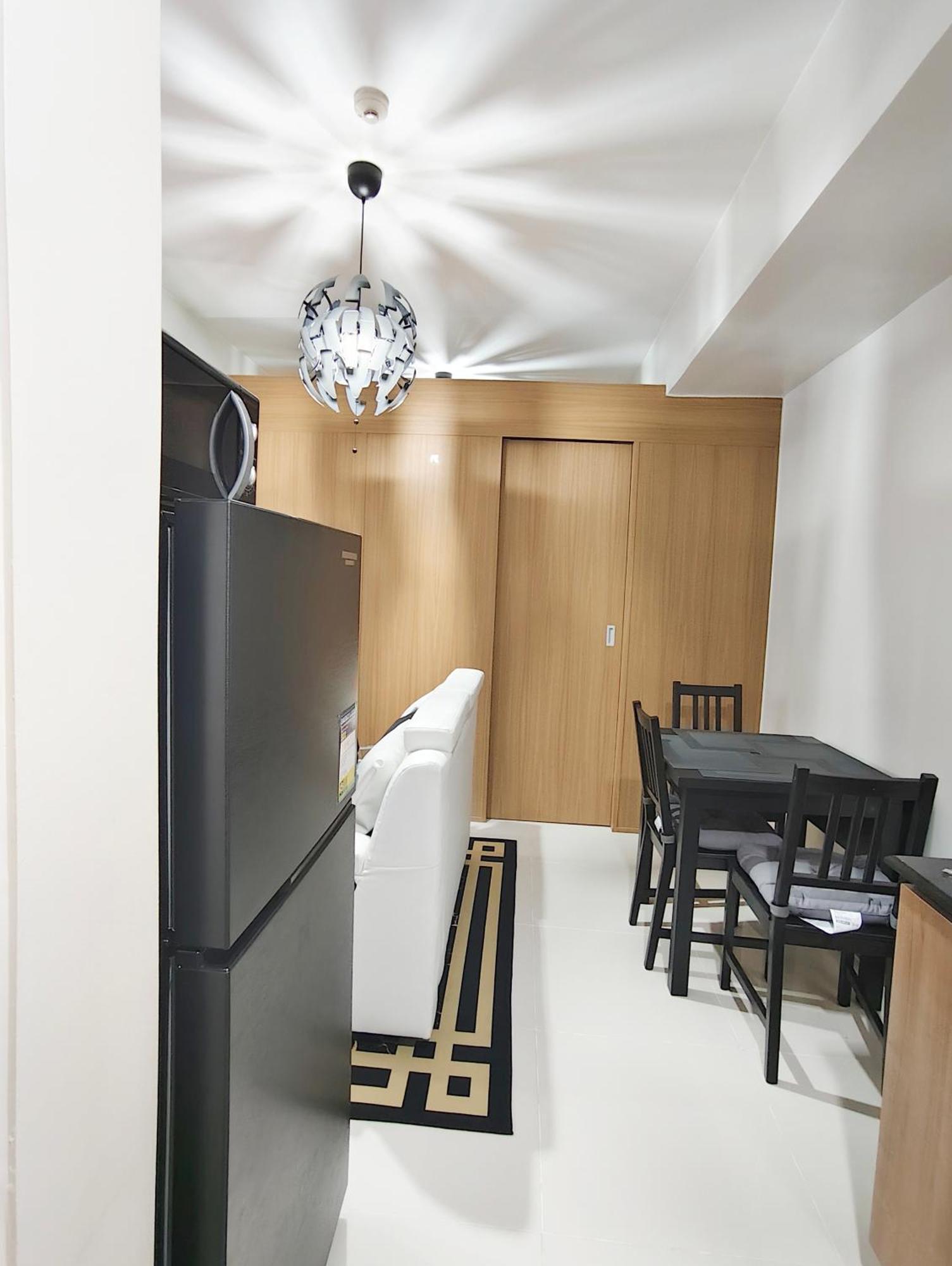 Staycation At Red Apartment Manila