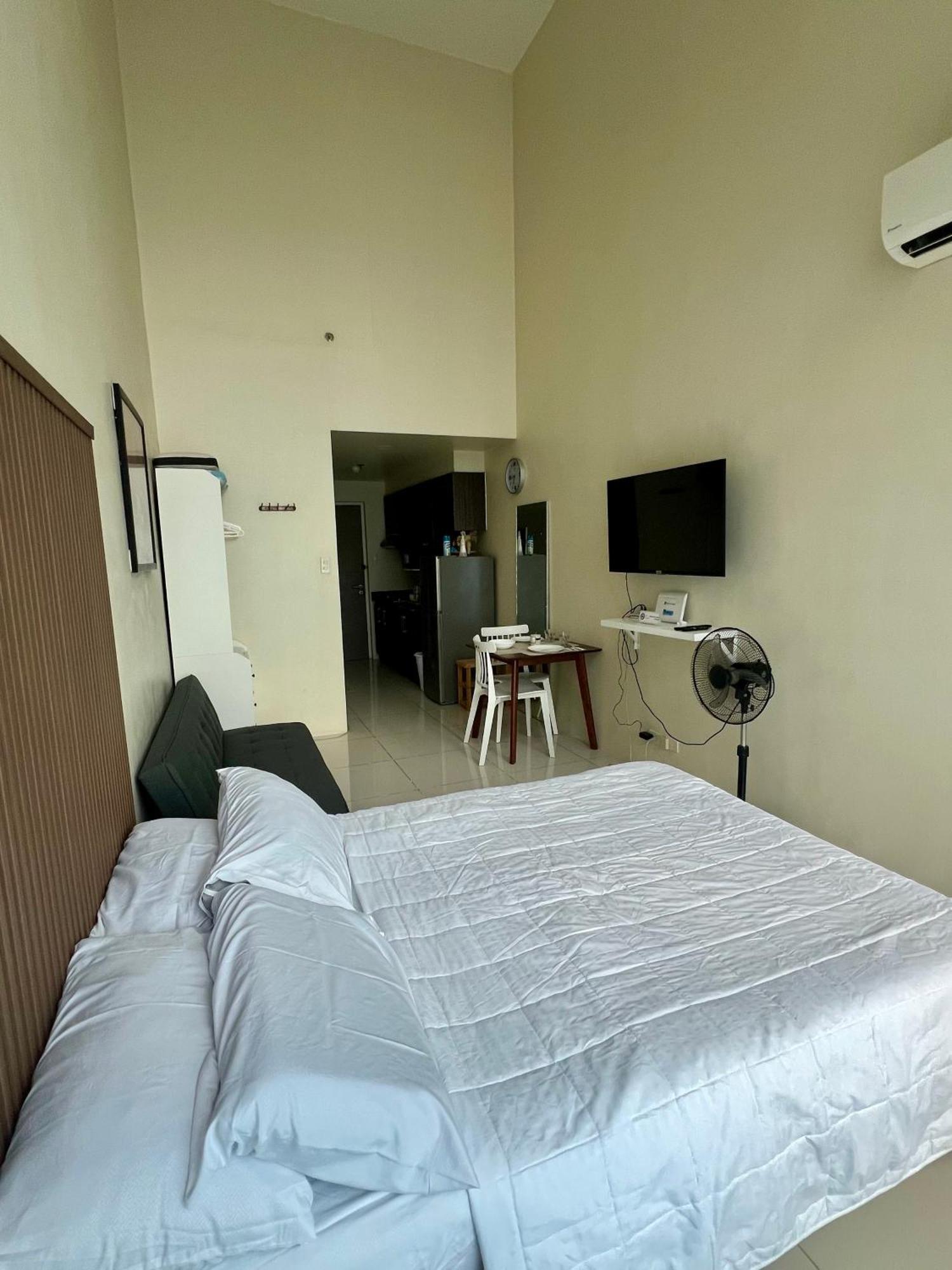 Cozy High Ceiling @ Ortigas Near Podium, Megamall Apartment *