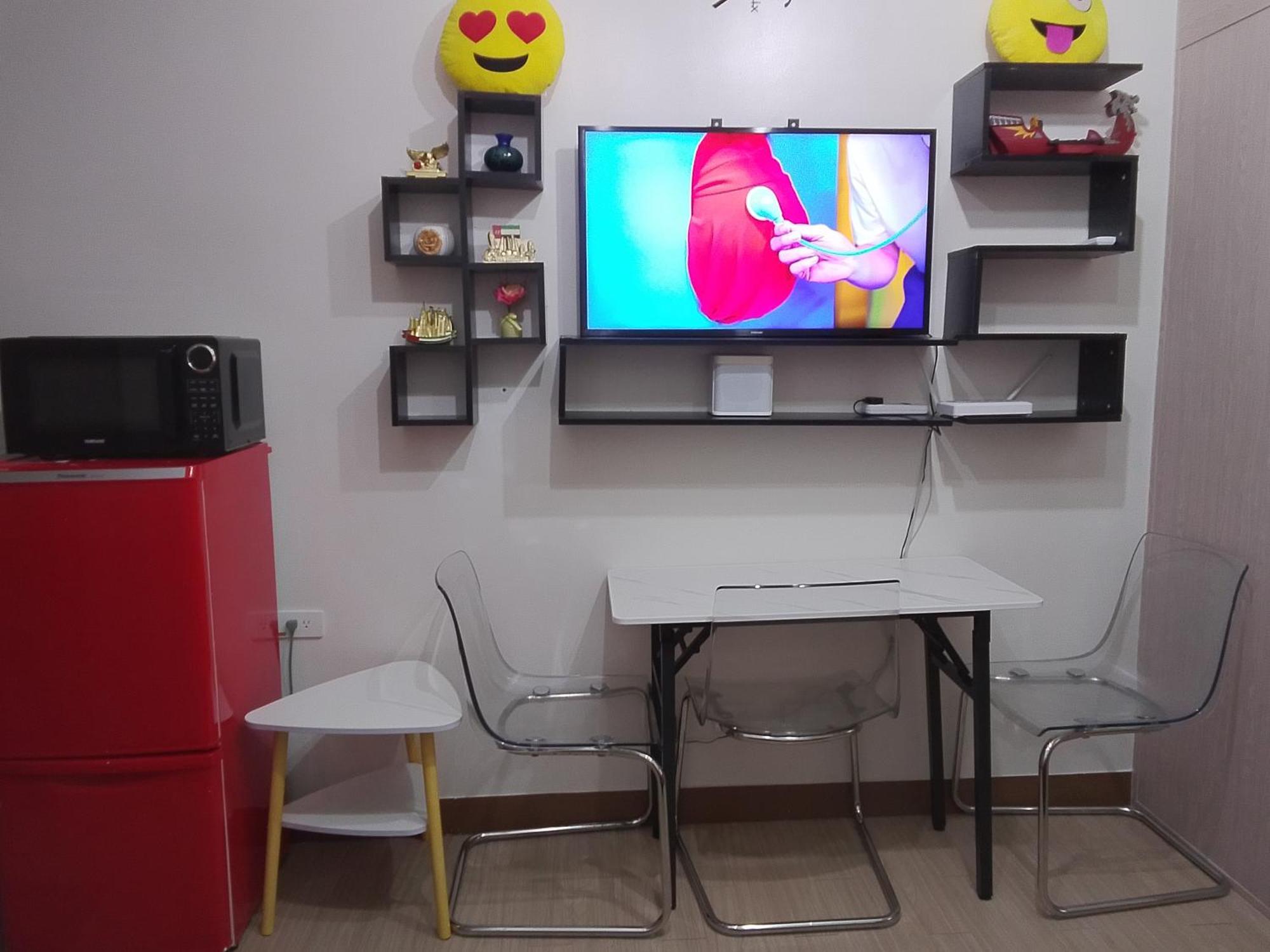 Trees Residences 1 Bedroom With Netflix And Bluetootth Karaoke Speaker With 2 Mini Microphone * Manila