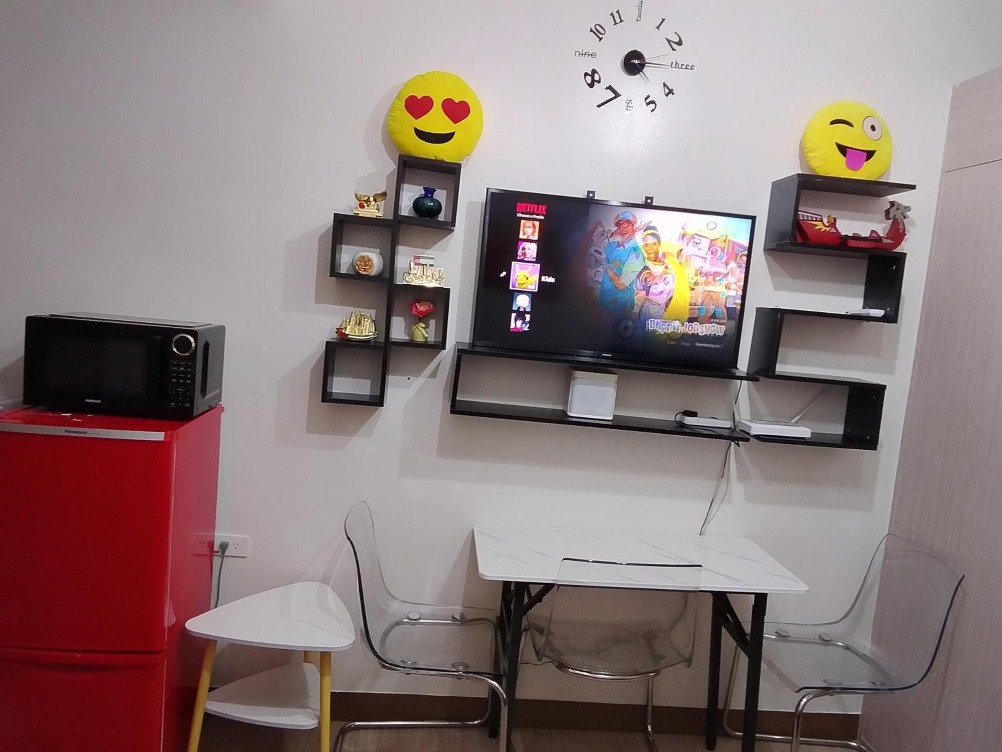 Trees Residences 1 Bedroom With Netflix And Bluetootth Karaoke Speaker With 2 Mini Microphone Manila