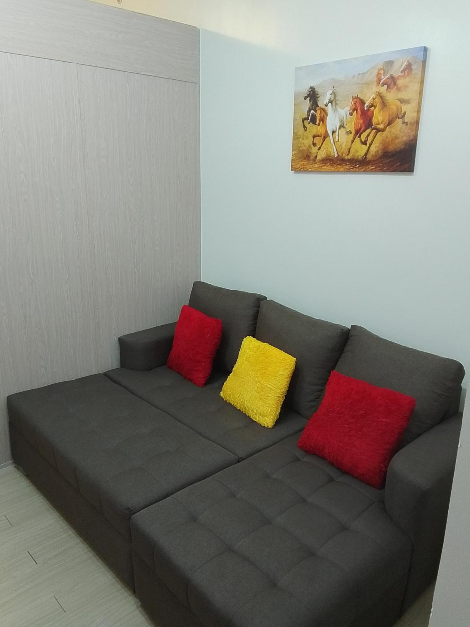 Trees Residences 1 Bedroom With Netflix And Bluetootth Karaoke Speaker With 2 Mini Microphone Manila