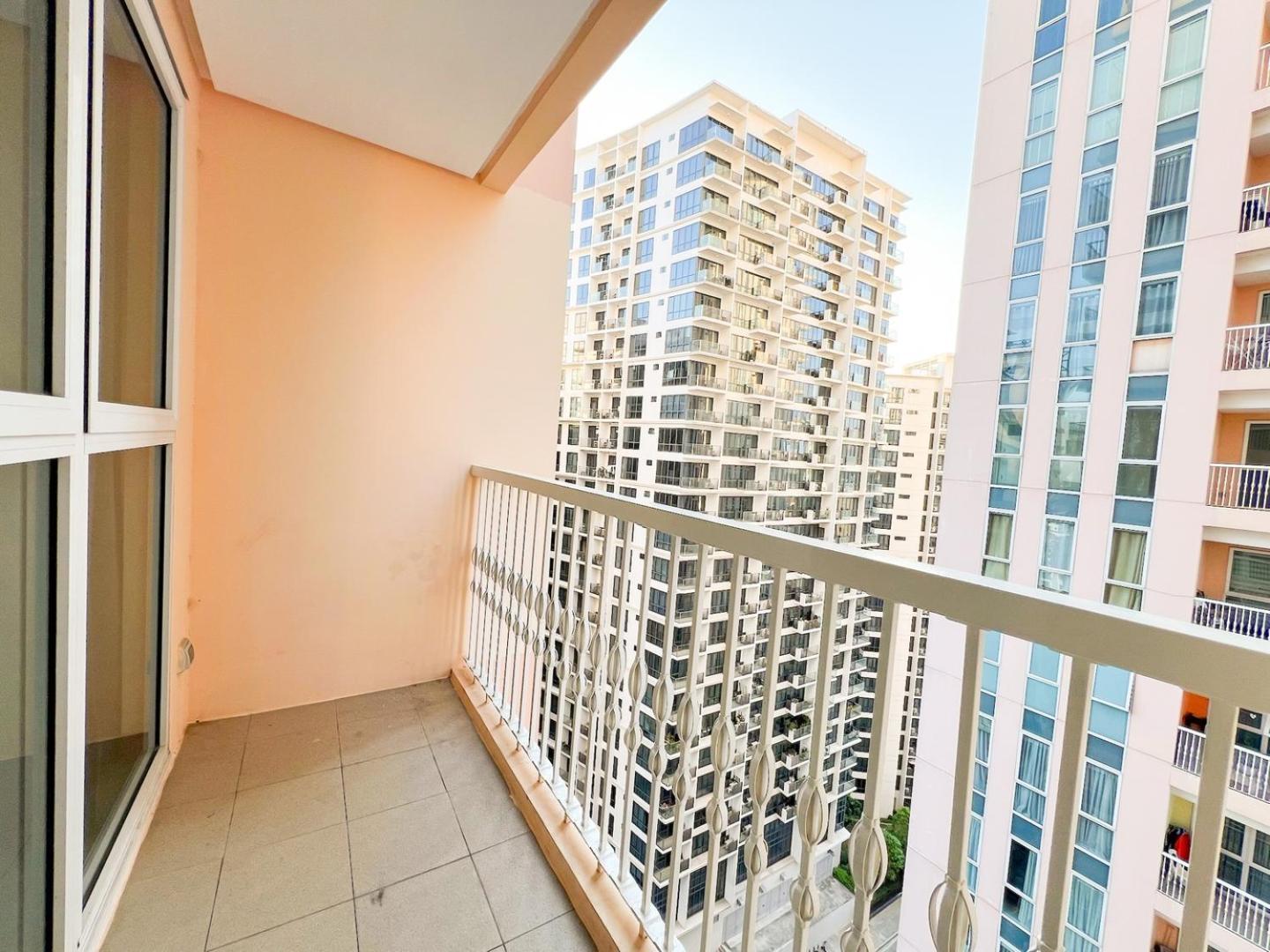 Prime Bgc Next To Venice Mall #vlrtc17e Holiday home