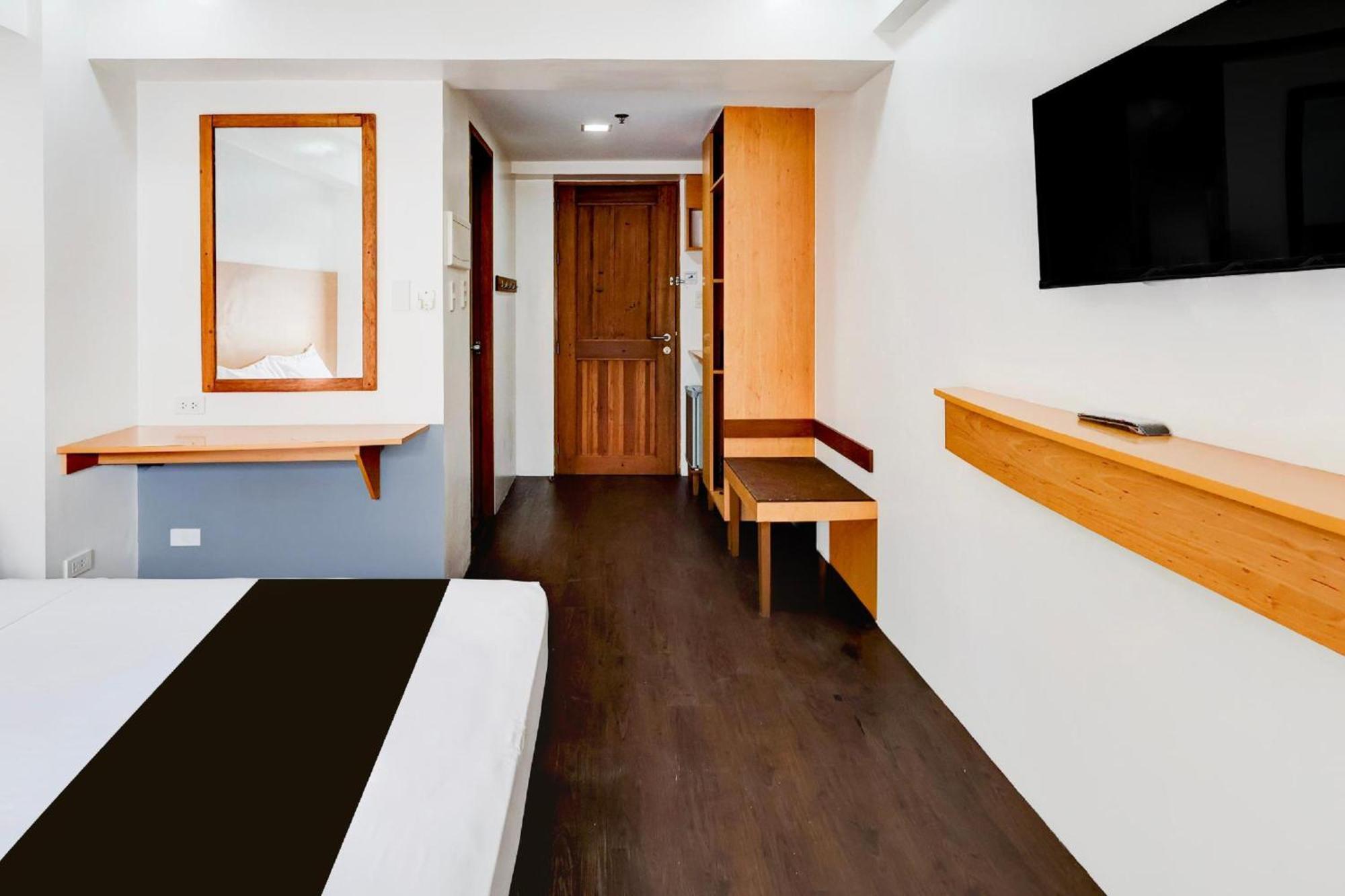 Townhouse Oak Brblock Boutique & Residences, Kalayaan Avenue, Near Ayala Mall, Poblacion, Makati, Hotel 3*