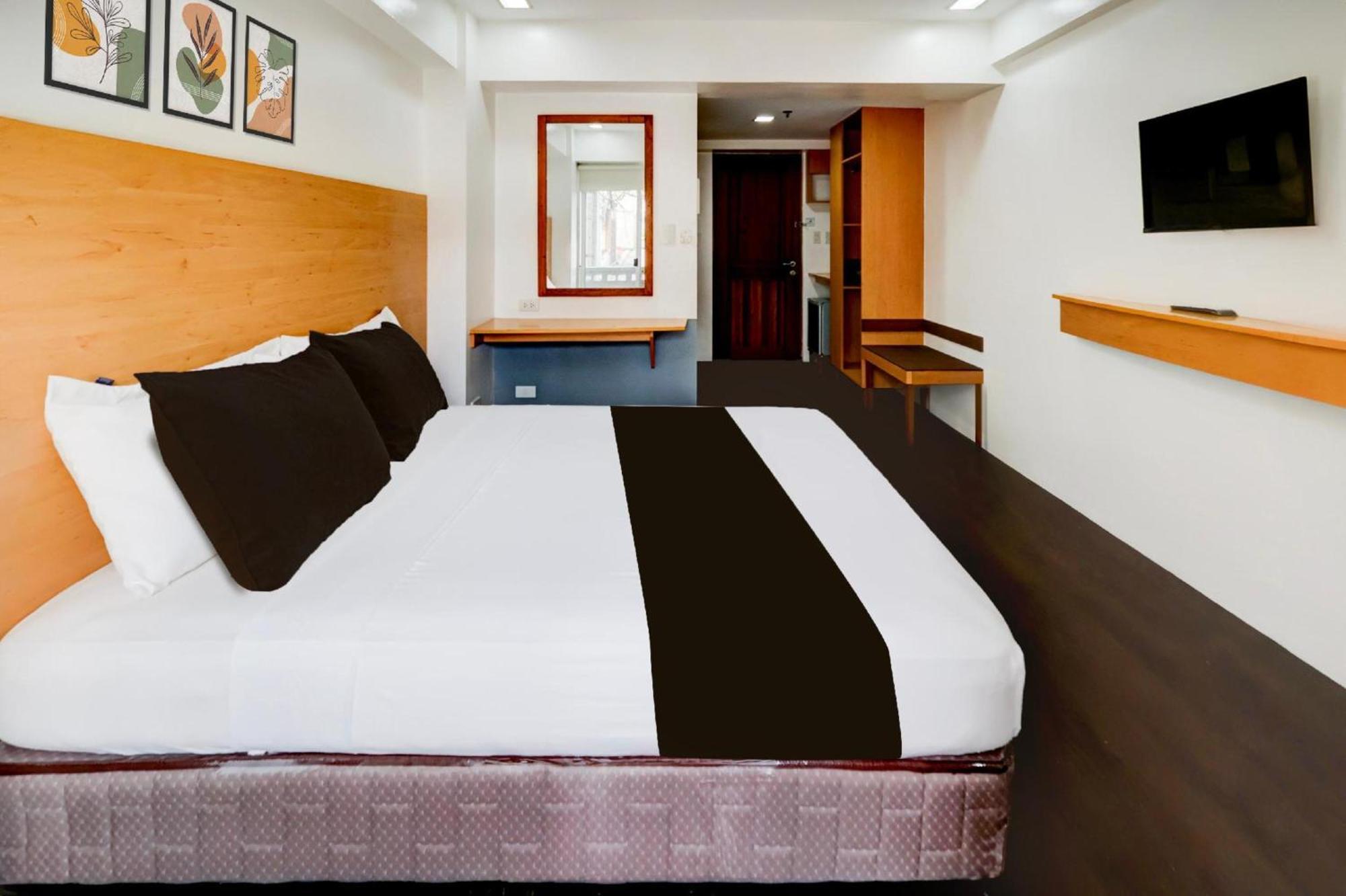 Hotel Townhouse Oak Brblock Boutique & Residences, Kalayaan Avenue, Near Ayala Mall, Poblacion, Makati,
