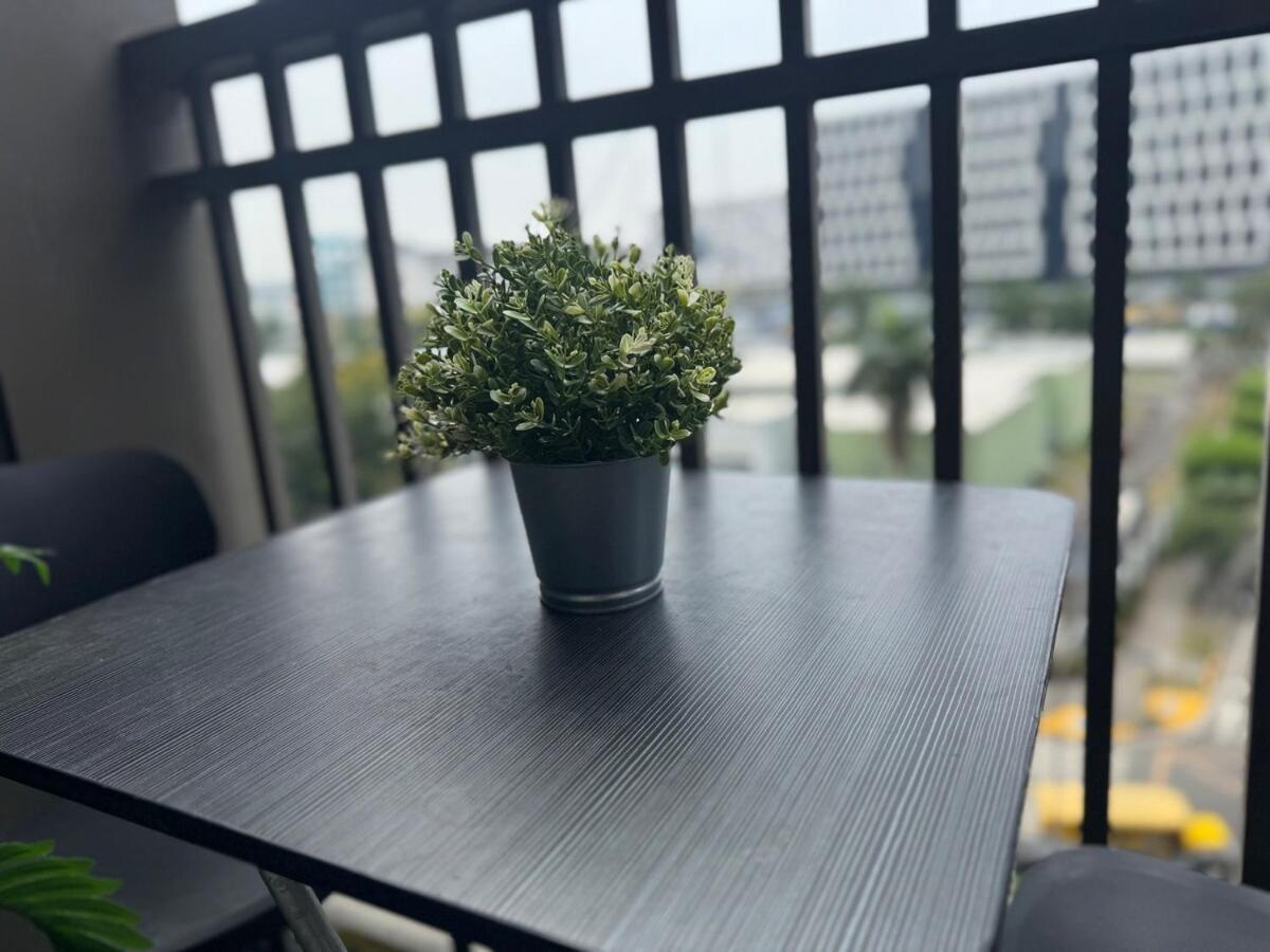 Haven In Moas Shore Near Okada Of Dreams Solaire Apartamento Manila