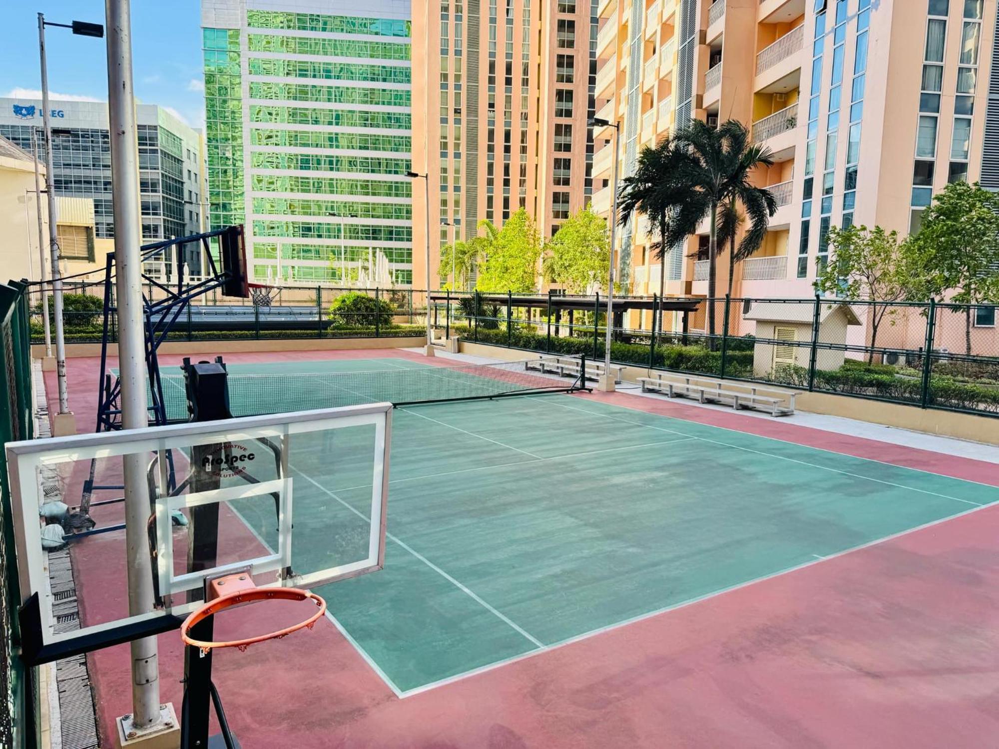 Apartment Cozy Staycation Venice With Balcony Mckinley Near Bgc