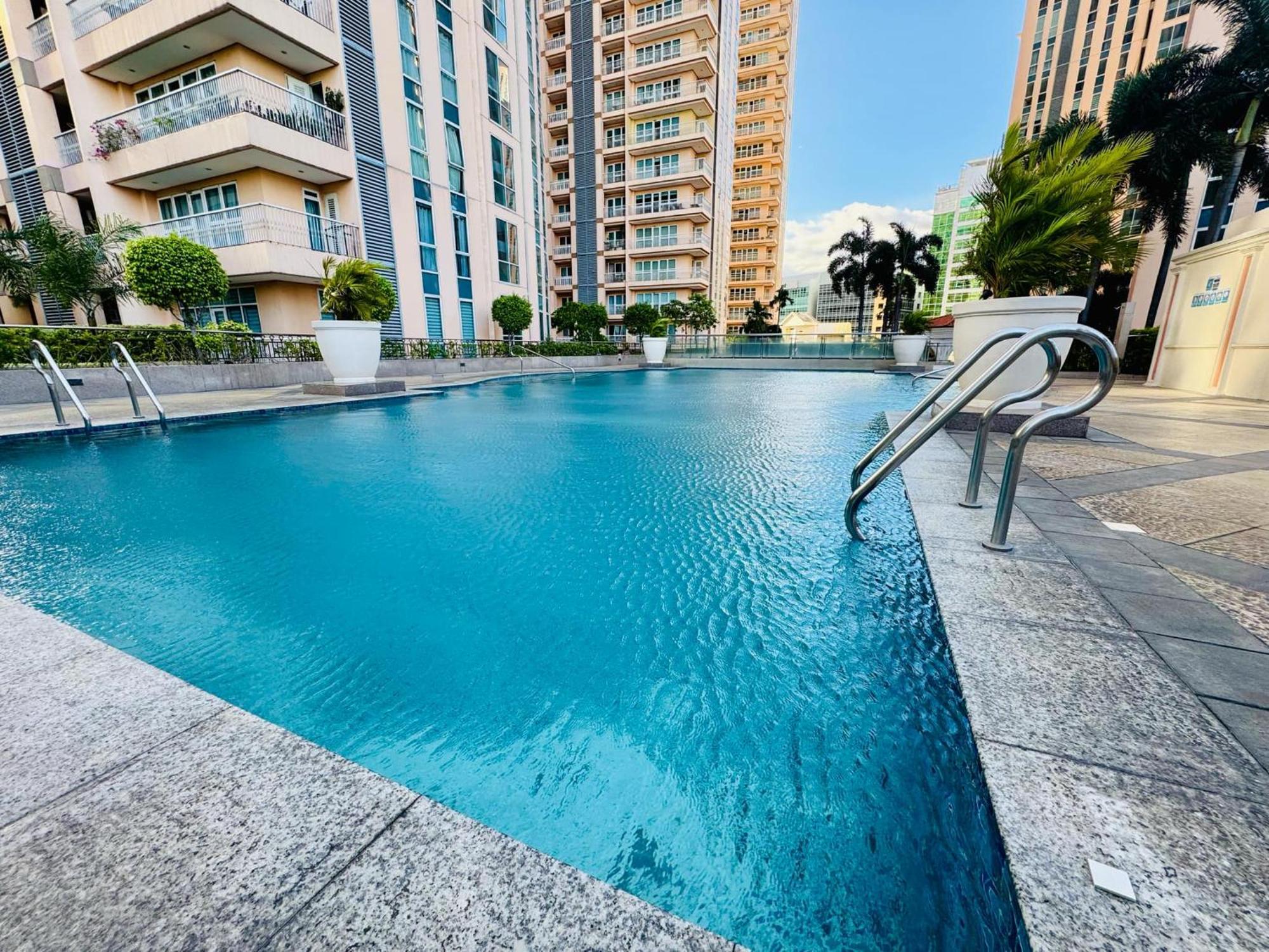 Cozy Staycation Venice With Balcony Mckinley Near Bgc