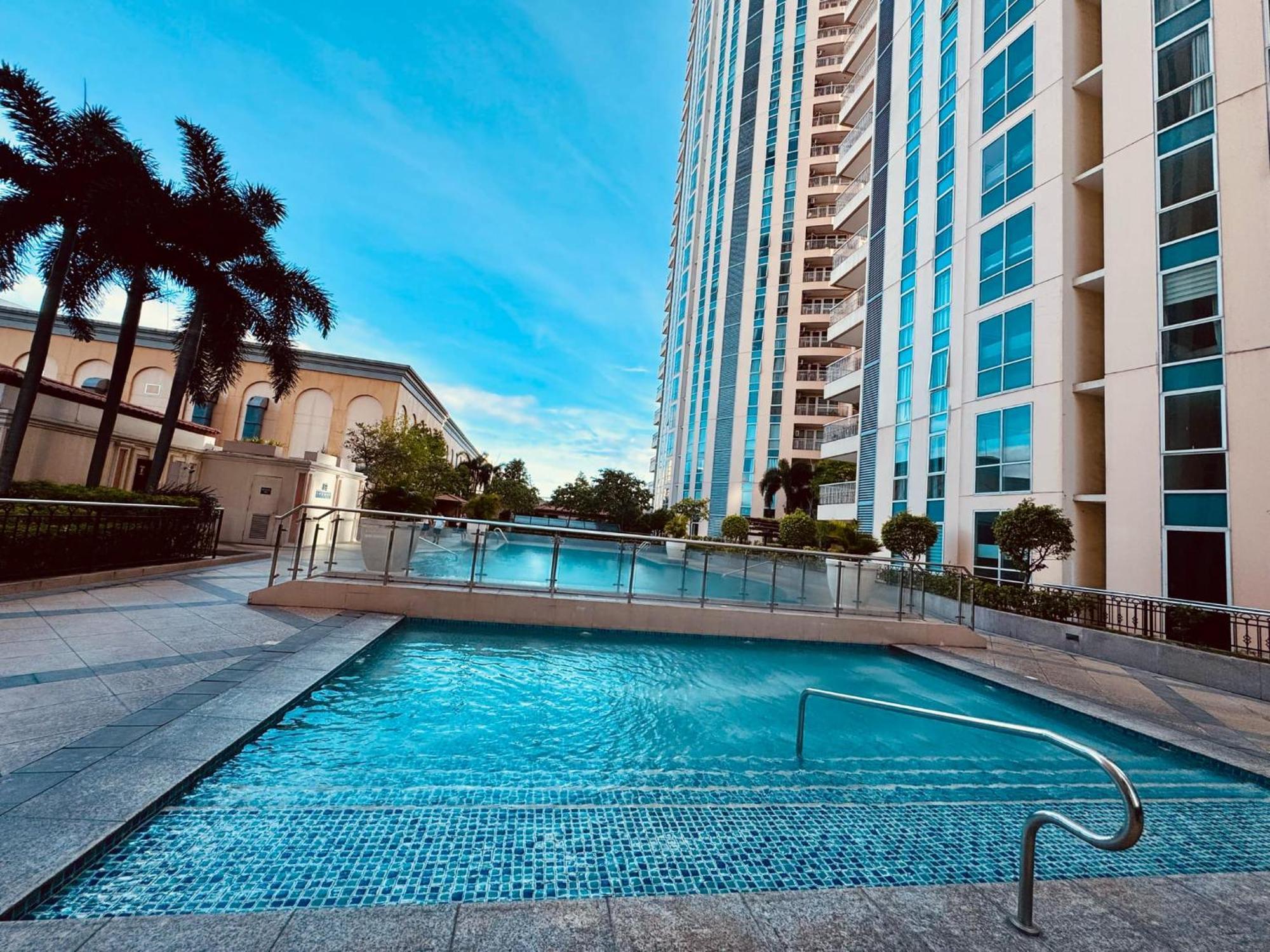 Cozy Staycation Venice With Balcony Mckinley Near Bgc Apartment *