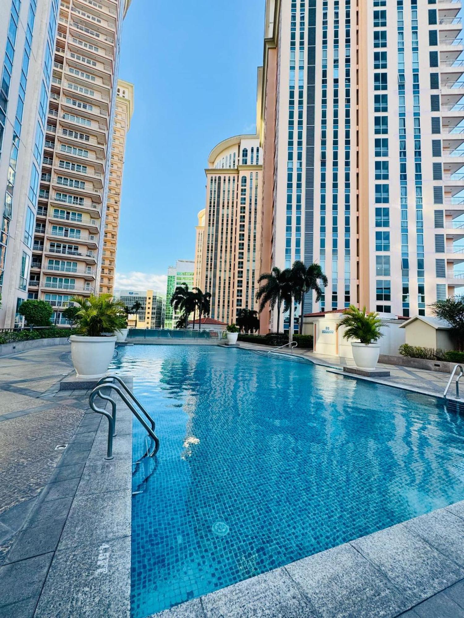 Apartment Cozy Staycation Venice With Balcony Mckinley Near Bgc Manila