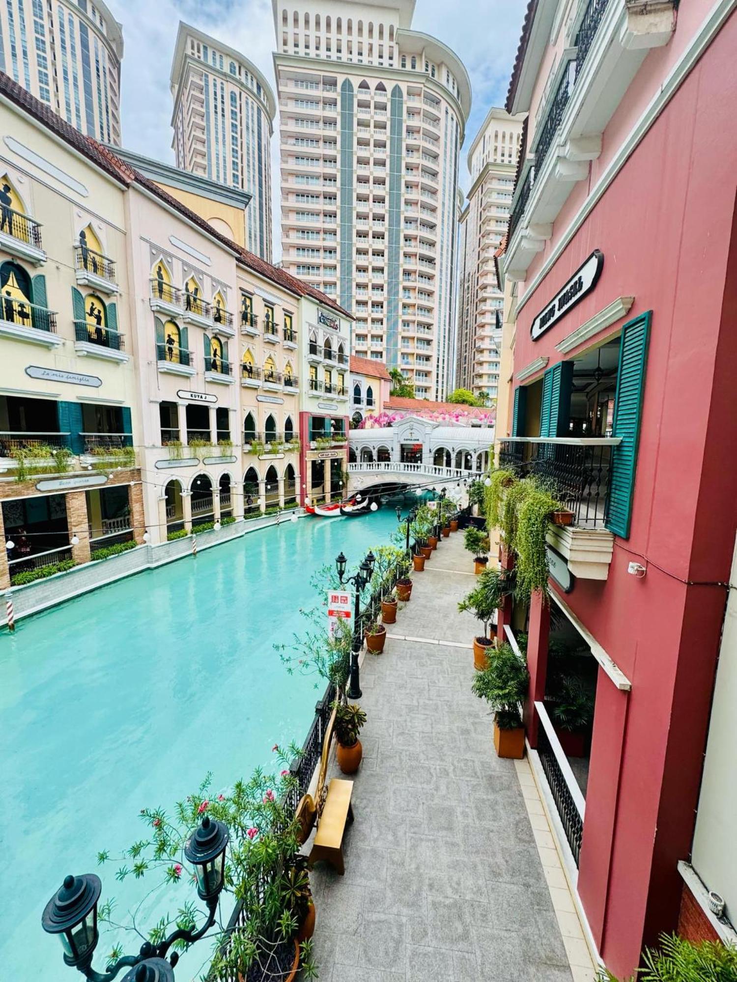 Cozy Staycation Venice With Balcony Mckinley Near Bgc Apartment *