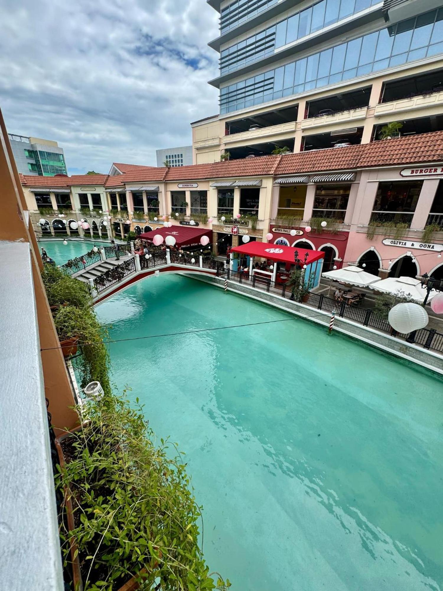 Apartment Cozy Staycation Venice With Balcony Mckinley Near Bgc Manila