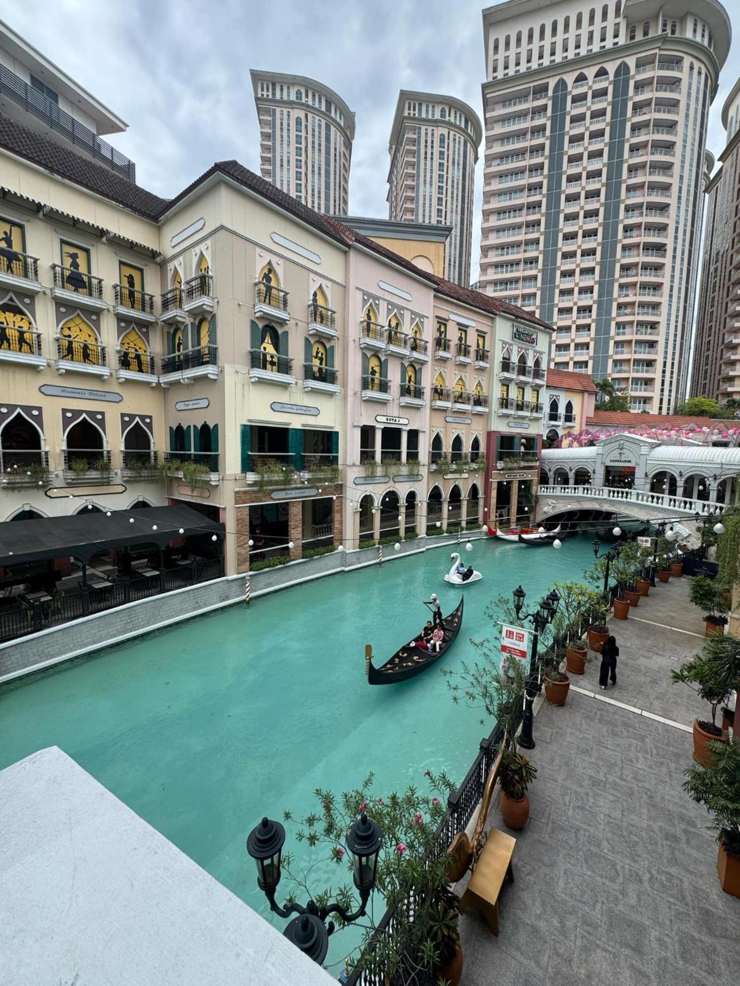 Cozy Staycation Venice With Balcony Mckinley Near Bgc Apartment
