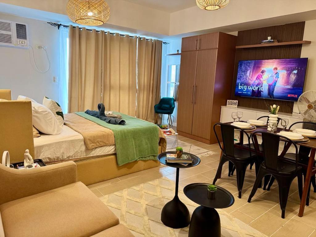 Apartment Cozy Staycation Venice With Balcony Mckinley Near Bgc Manila