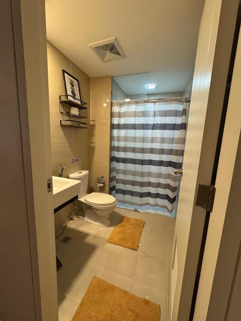 Apartment Cozy Staycation Venice With Balcony Mckinley Near Bgc