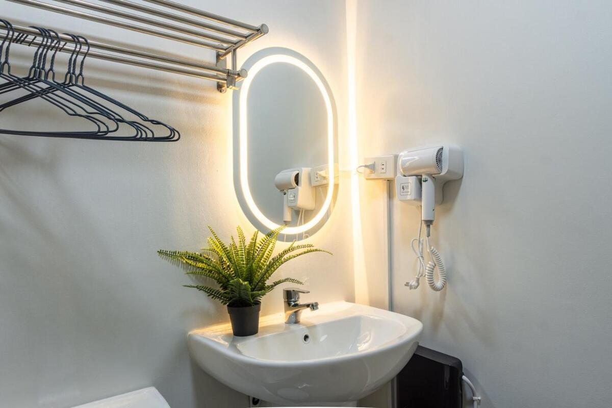 Cozy Hmlet Manila, Near Poblacion Makati Nightlife, Free Pool & Gym Access Apartment Manila