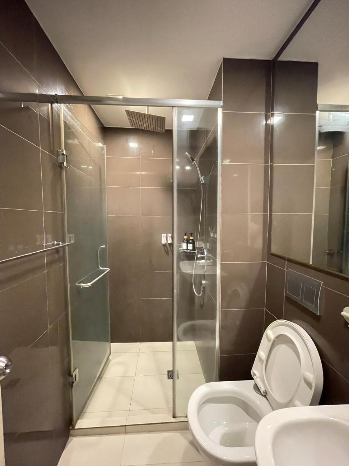 The Serene Escape Ph Rockwell Balcony View 1br Manila