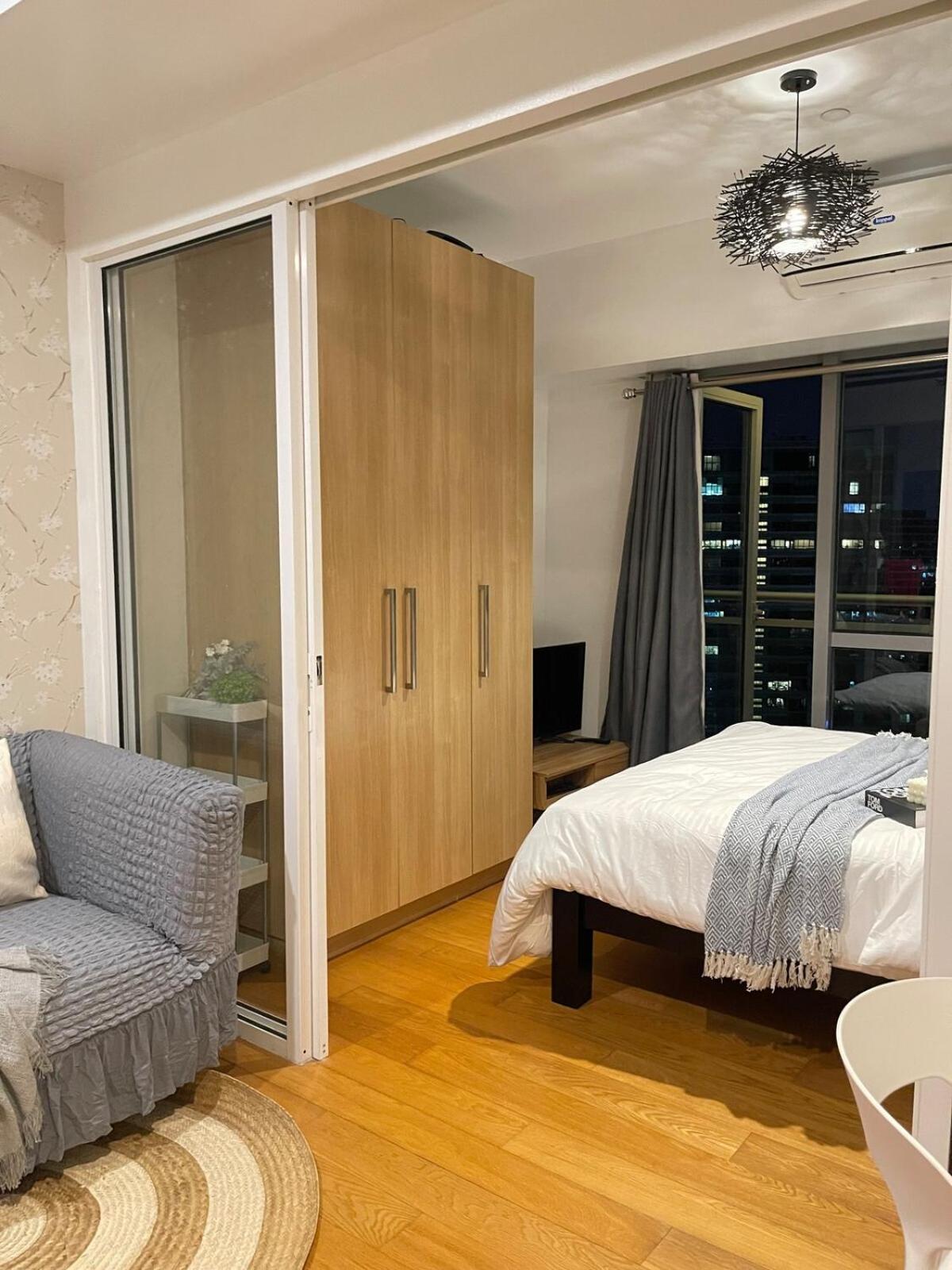 The Serene Escape Ph Rockwell Balcony View 1br Manila