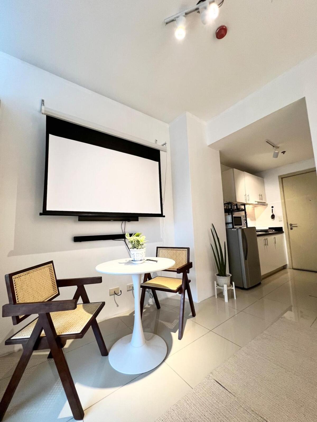 Jazz T2 Rm 405 Homey Muji Inspired Staycation Big Screen Cinema Manila