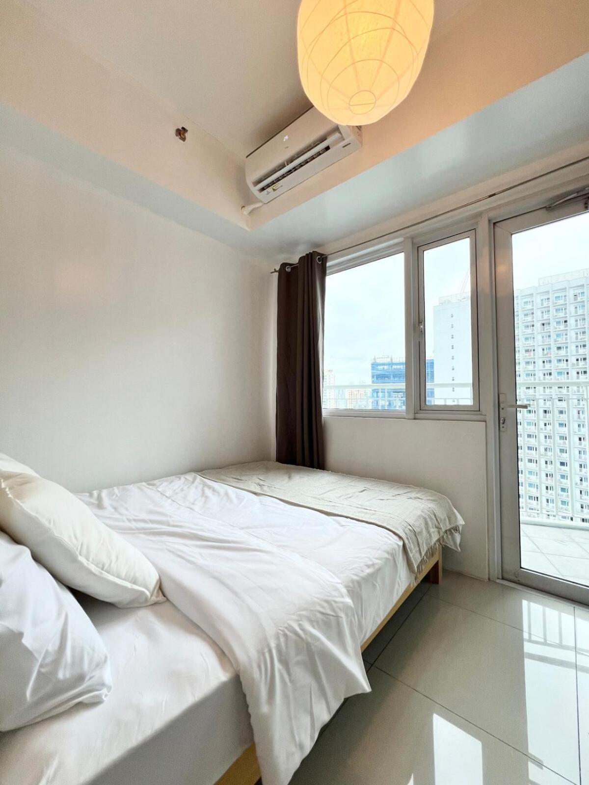Jazz T2 Rm 405 Homey Muji Inspired Staycation Big Screen Cinema * Manila