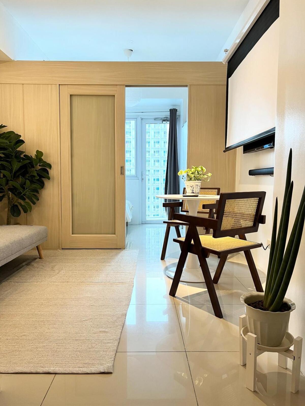Jazz T2 Rm 405 Homey Muji Inspired Staycation Big Screen Cinema * Manila