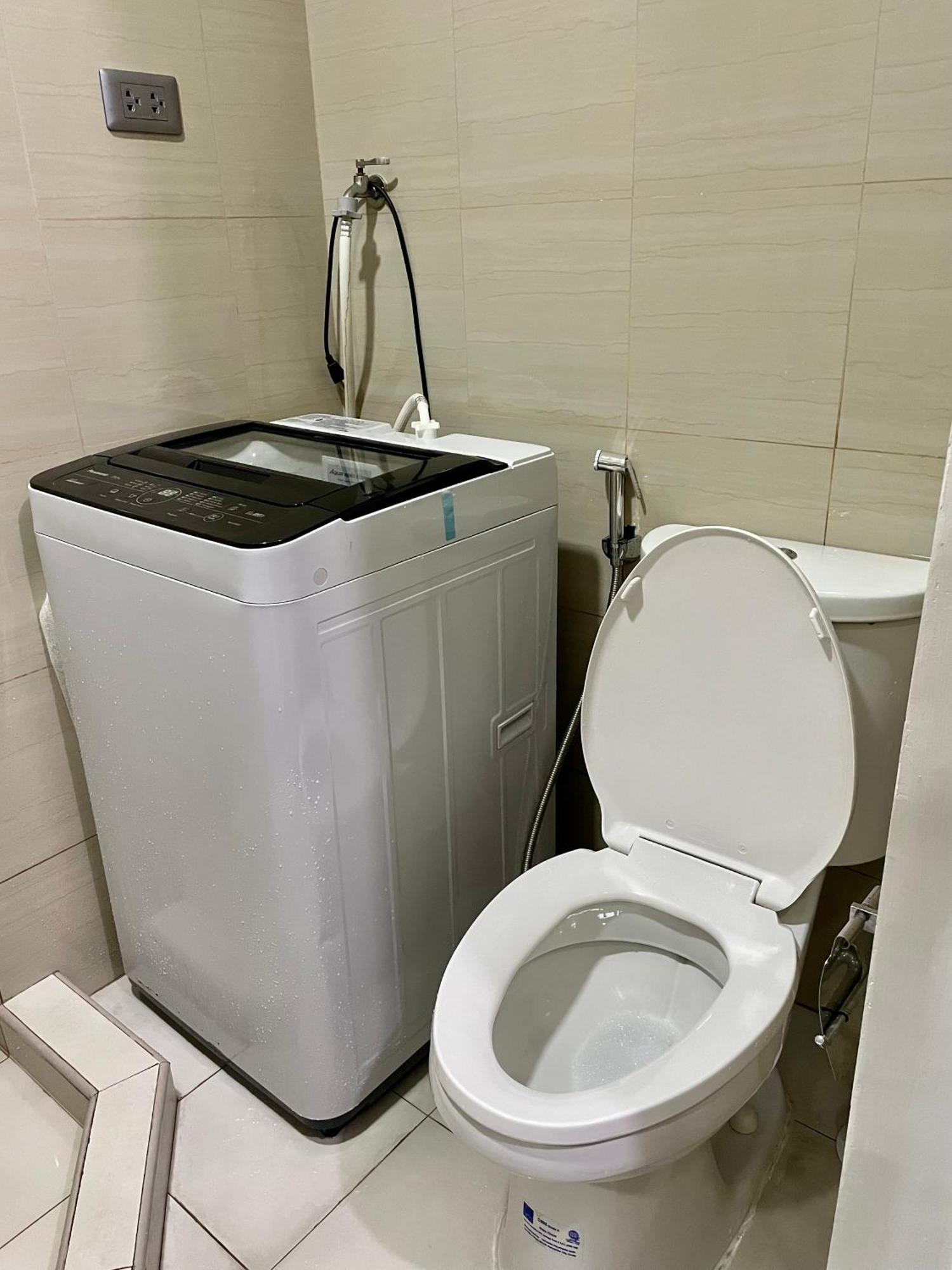 Apartment 12 Minutes From Mall Of - Spacious With Balcony & Hot Shower Manila