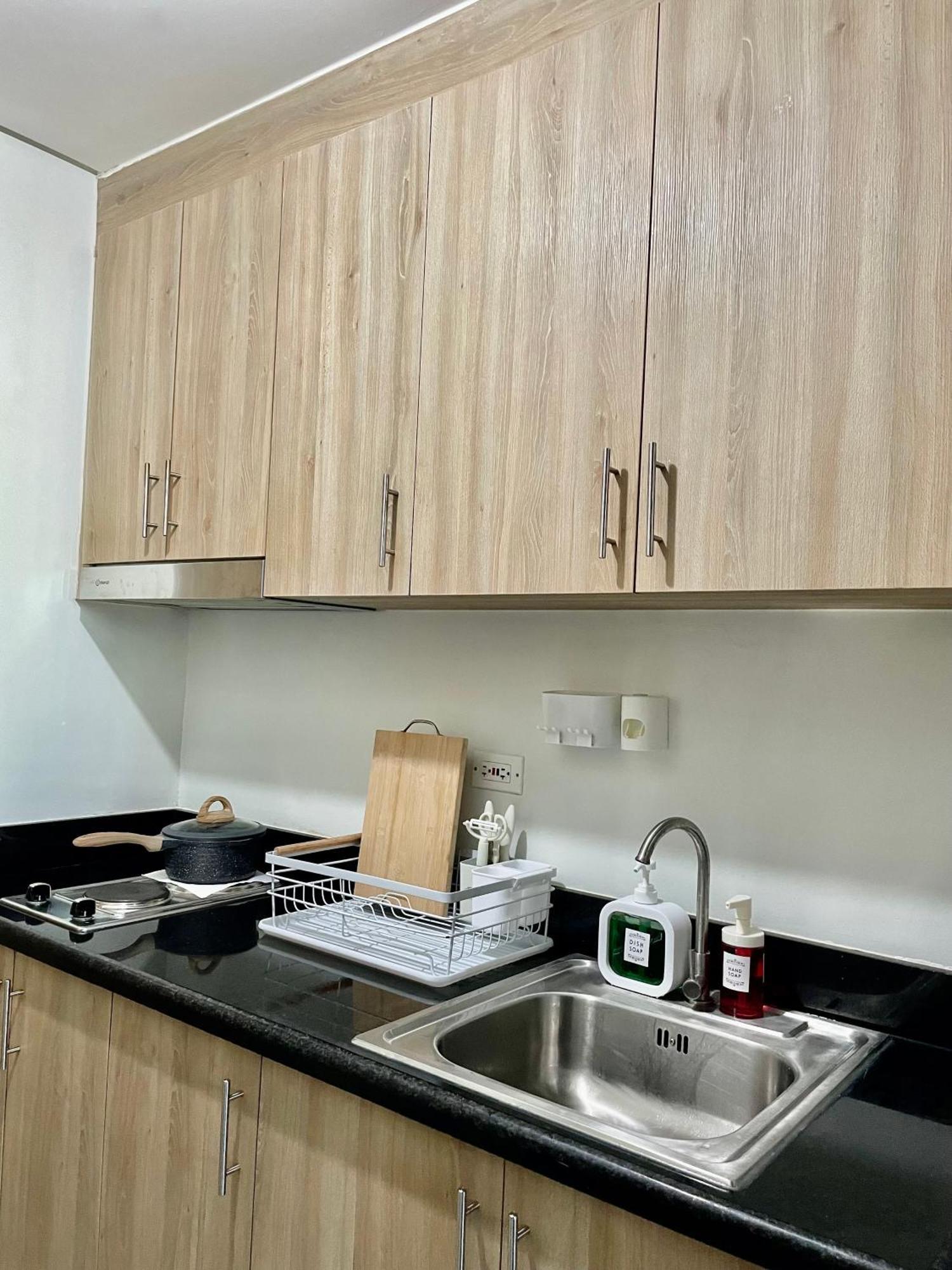 12 Minutes From Mall Of - Spacious With Balcony & Hot Shower Apartment Manila