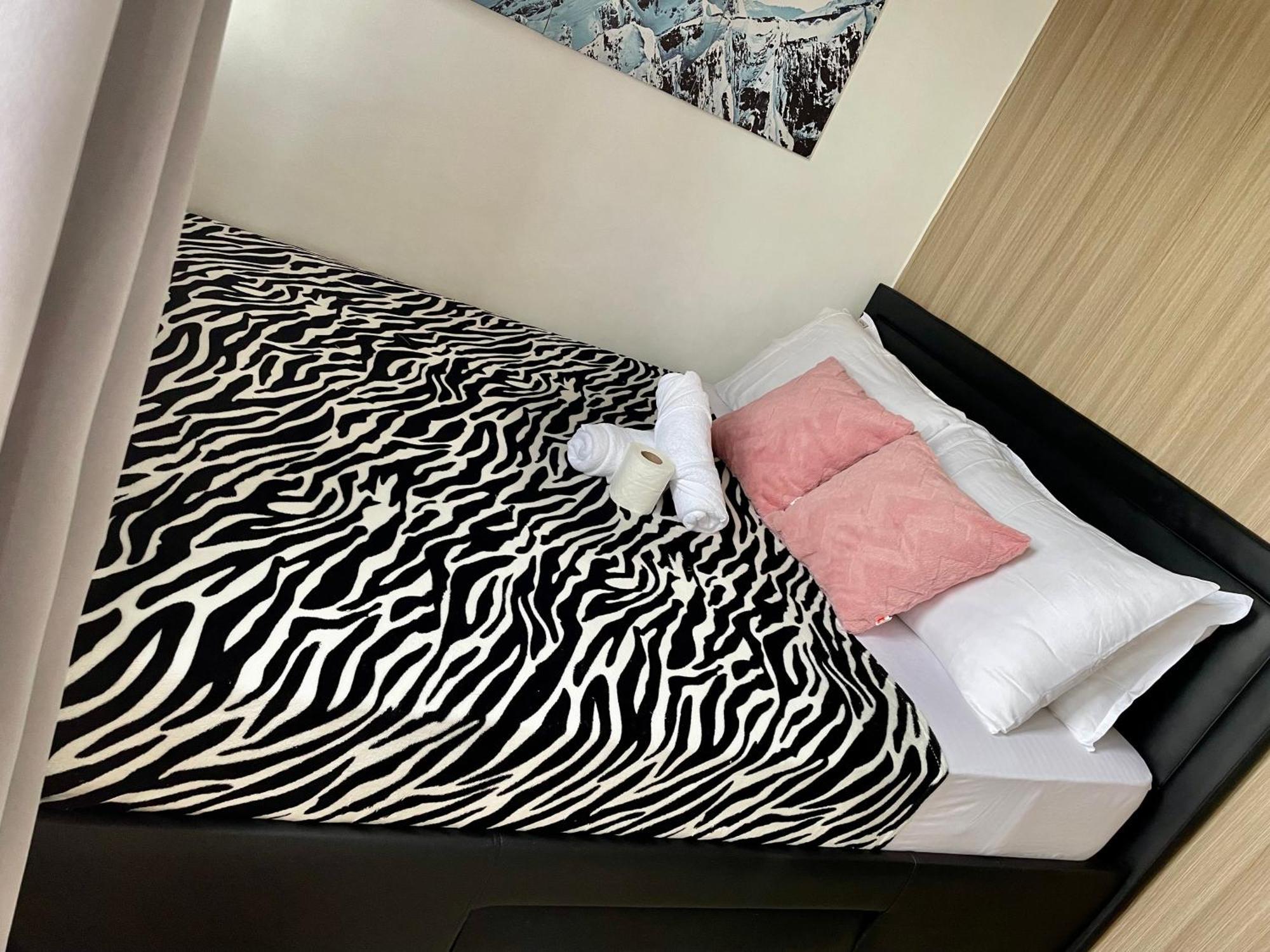 12 Minutes From Mall Of - Spacious With Balcony & Hot Shower Apartment *
