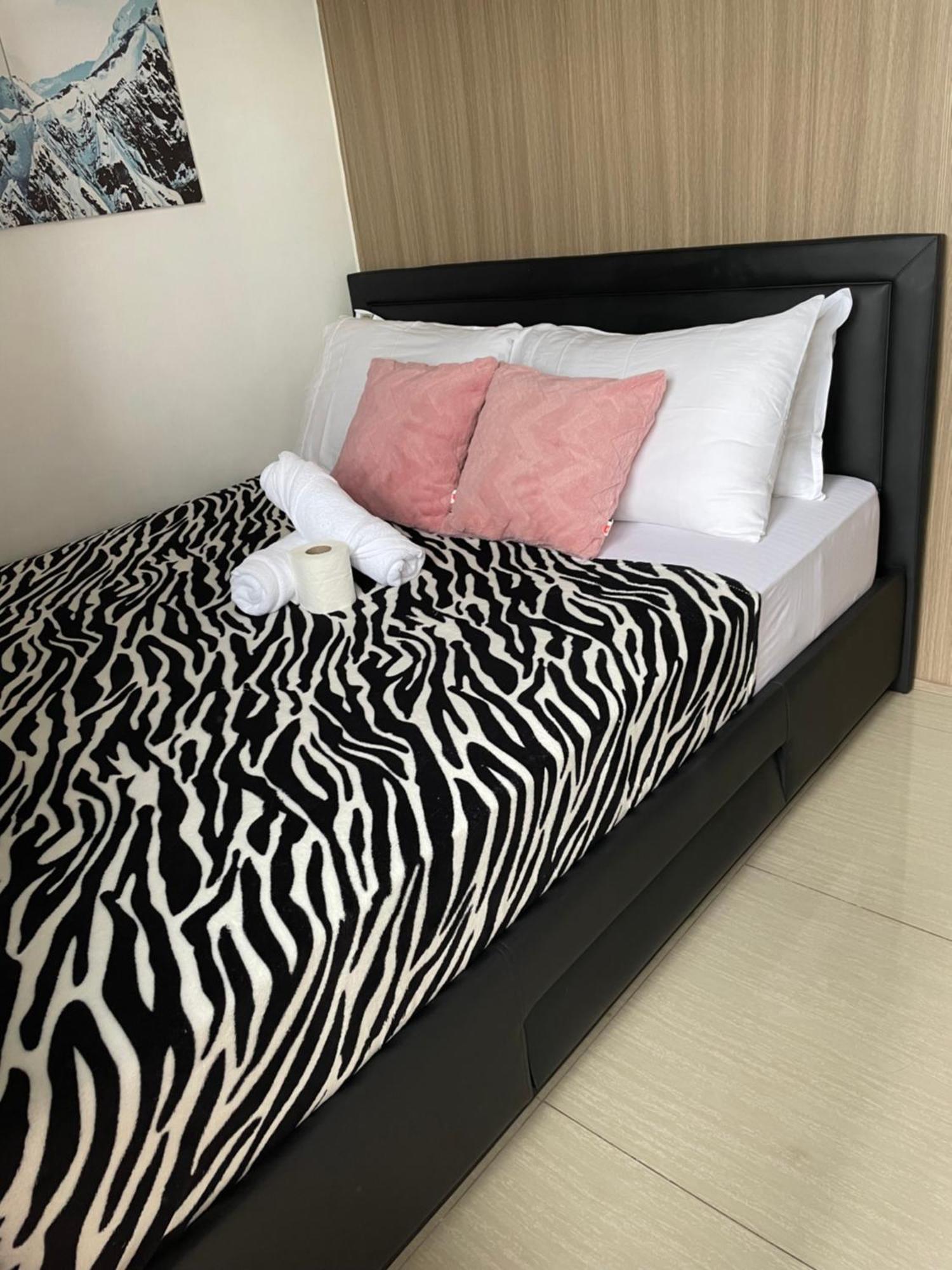 Apartment 12 Minutes From Mall Of - Spacious With Balcony & Hot Shower *