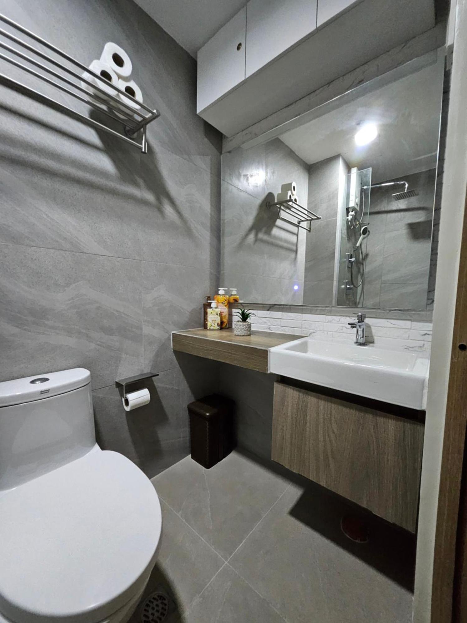Modern Condotel 2br Near Moa Manila
