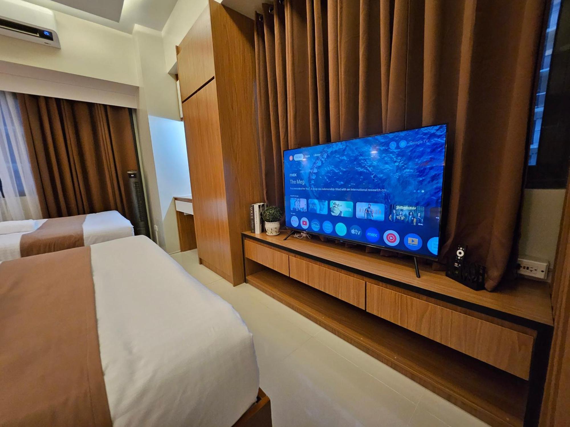 Modern Condotel 2br Near Moa Aparthotel