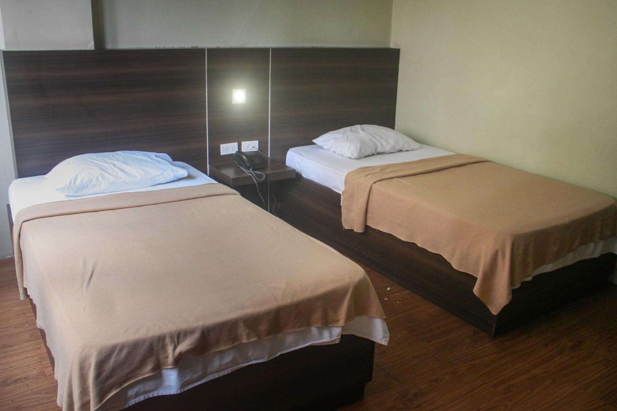 Oyo 1011 First 3* Manila