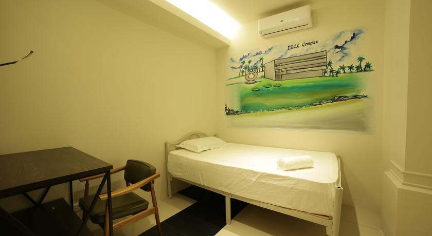 Tambayan Capsule & Bar Hostel