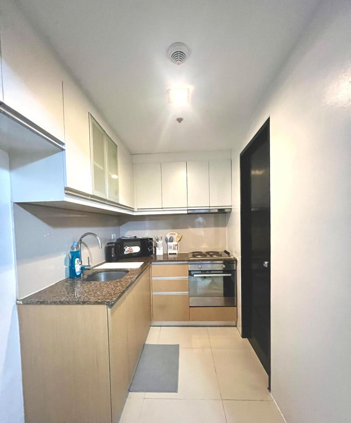 2 Bedroom & Parking At 81 Newport Boulevard - Across Naia Terminal 3 * Manila