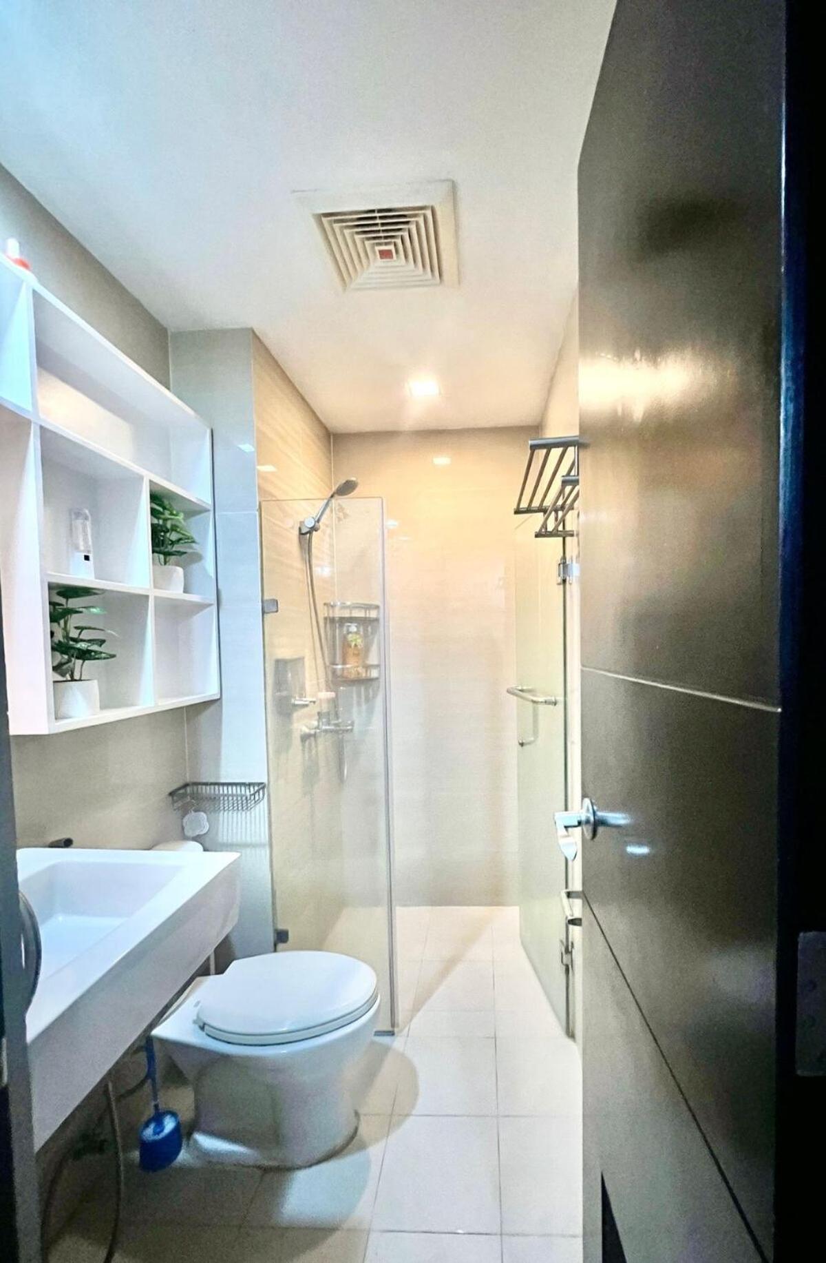 2 Bedroom & Parking At 81 Newport Boulevard - Across Naia Terminal 3 Manila