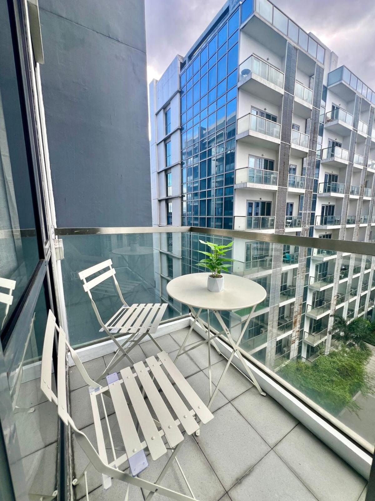 Apartment 2 Bedroom & Parking At 81 Newport Boulevard - Across Naia Terminal 3 Manila