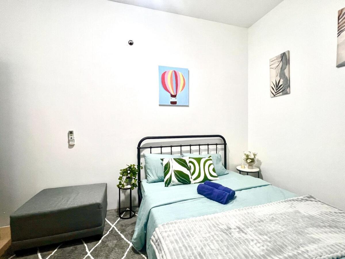 2 Bedroom & Parking At 81 Newport Boulevard - Across Naia Terminal 3 Manila