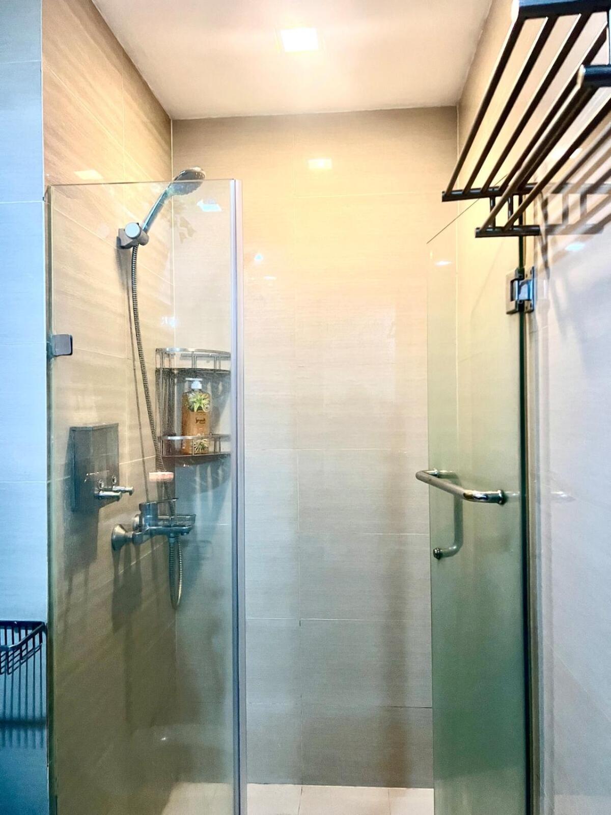 2 Bedroom & Parking At 81 Newport Boulevard - Across Naia Terminal 3 Manila