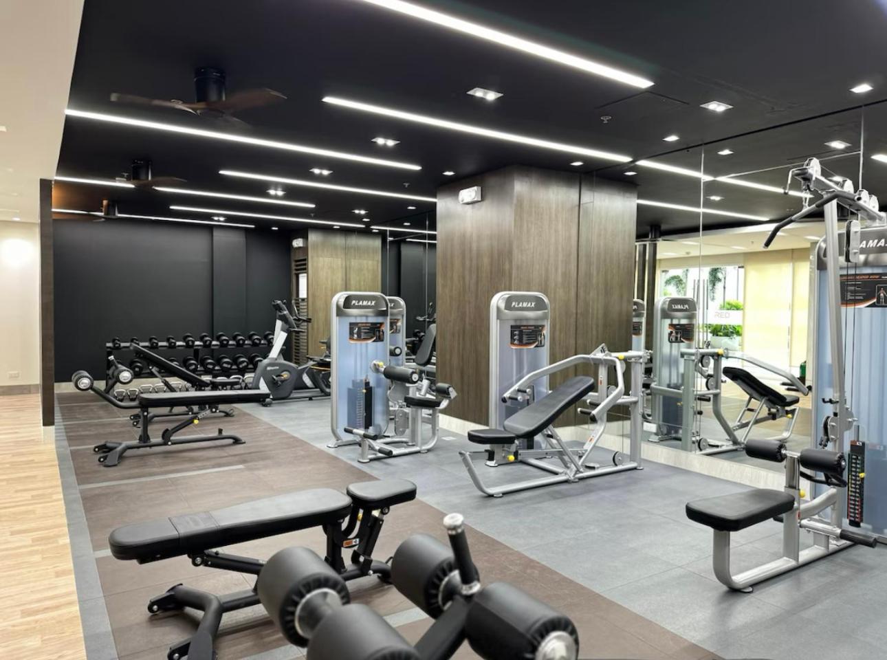 Budget Friendly Red Residences Makati * Manila