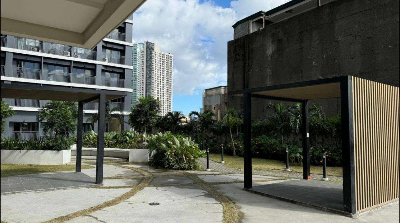 Budget Friendly Red Residences Makati Aparthotel *