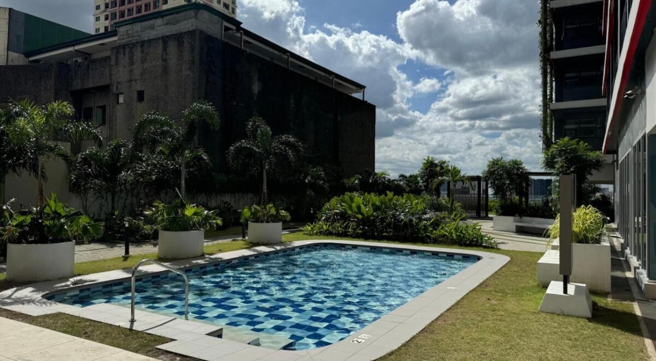 Budget Friendly Red Residences Makati Aparthotel *