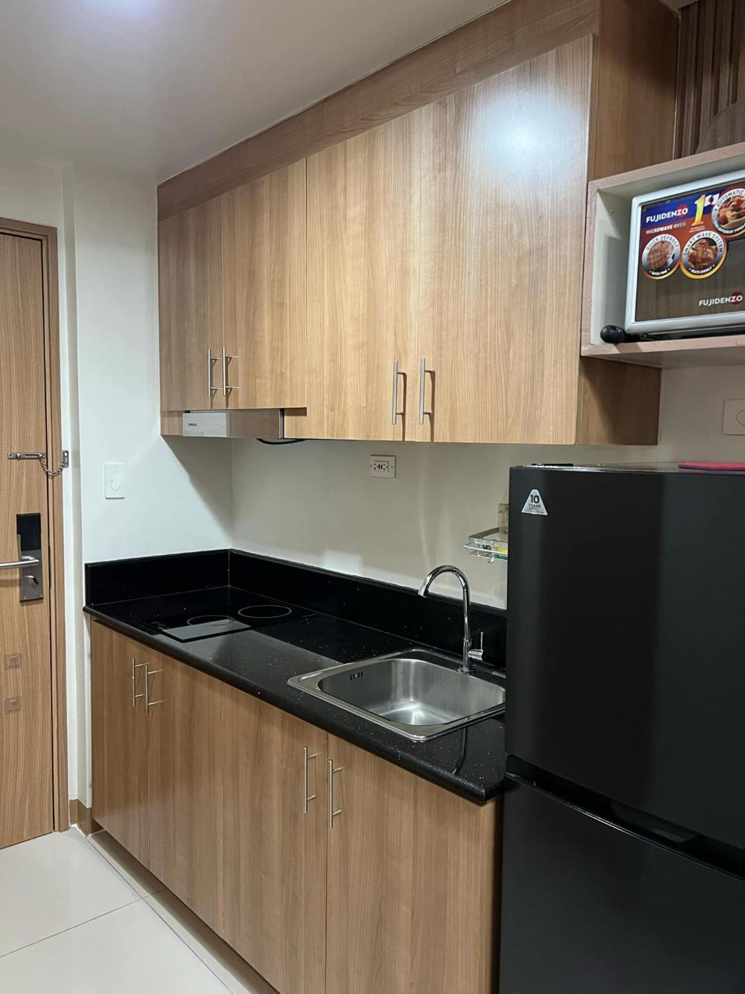 Aparthotel Budget Friendly Red Residences Makati Manila