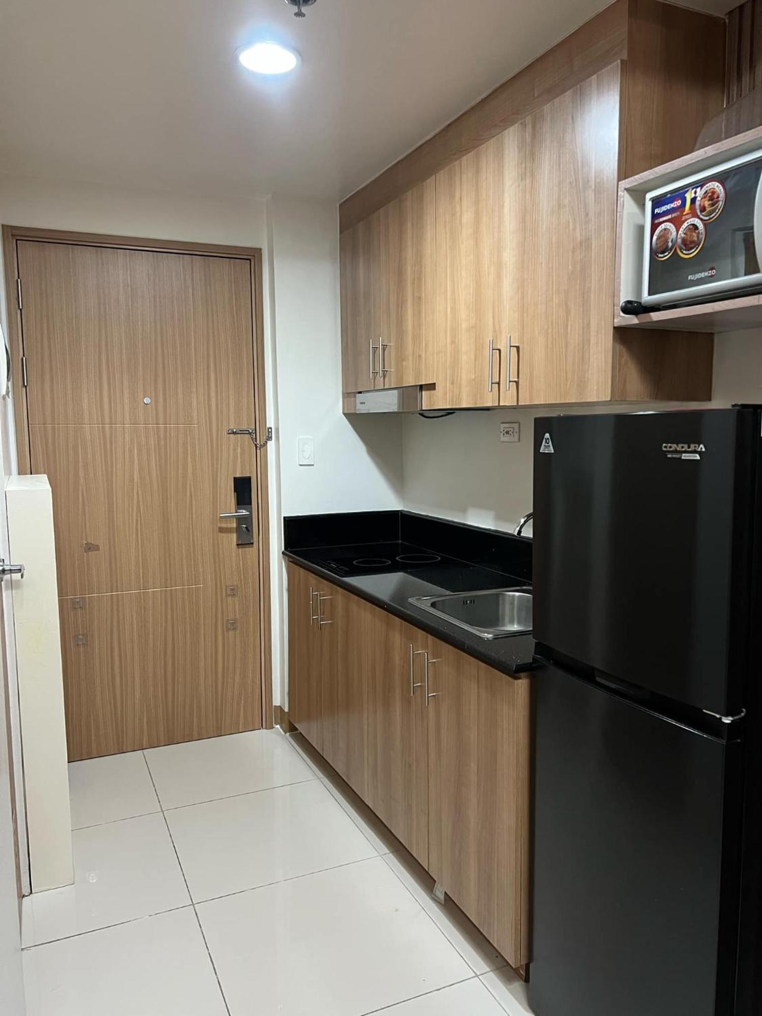 Aparthotel Budget Friendly Red Residences Makati *
